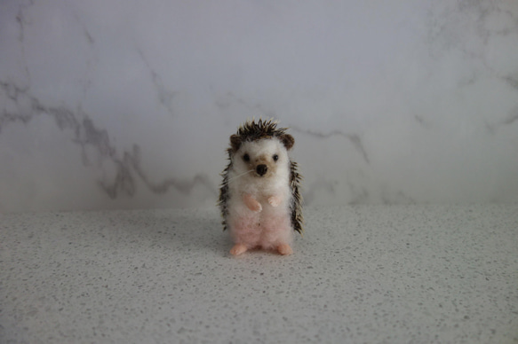 小さなハリネズミ（立ち姿） 羊毛フェルト 羊毛フェルト WoolenDogs