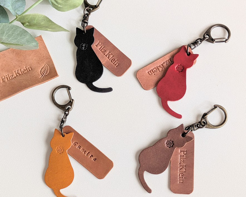 送料無料】猫キーホルダー 4色 革タグ 名入れ刻印 ネコ クローバー