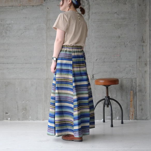裾フレアでスタイルアップ！ミックスボーダーロングスカート（22s-03）ブルー 8枚目の画像