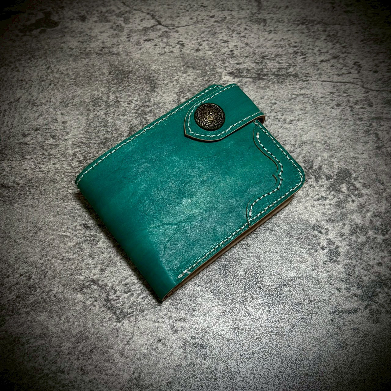 経年変化を楽しむ メンズ 二つ折り 財布 コンチョ ナチュラル アクアグリーン 手縫い ヌメ革 本革 牛革 革財布