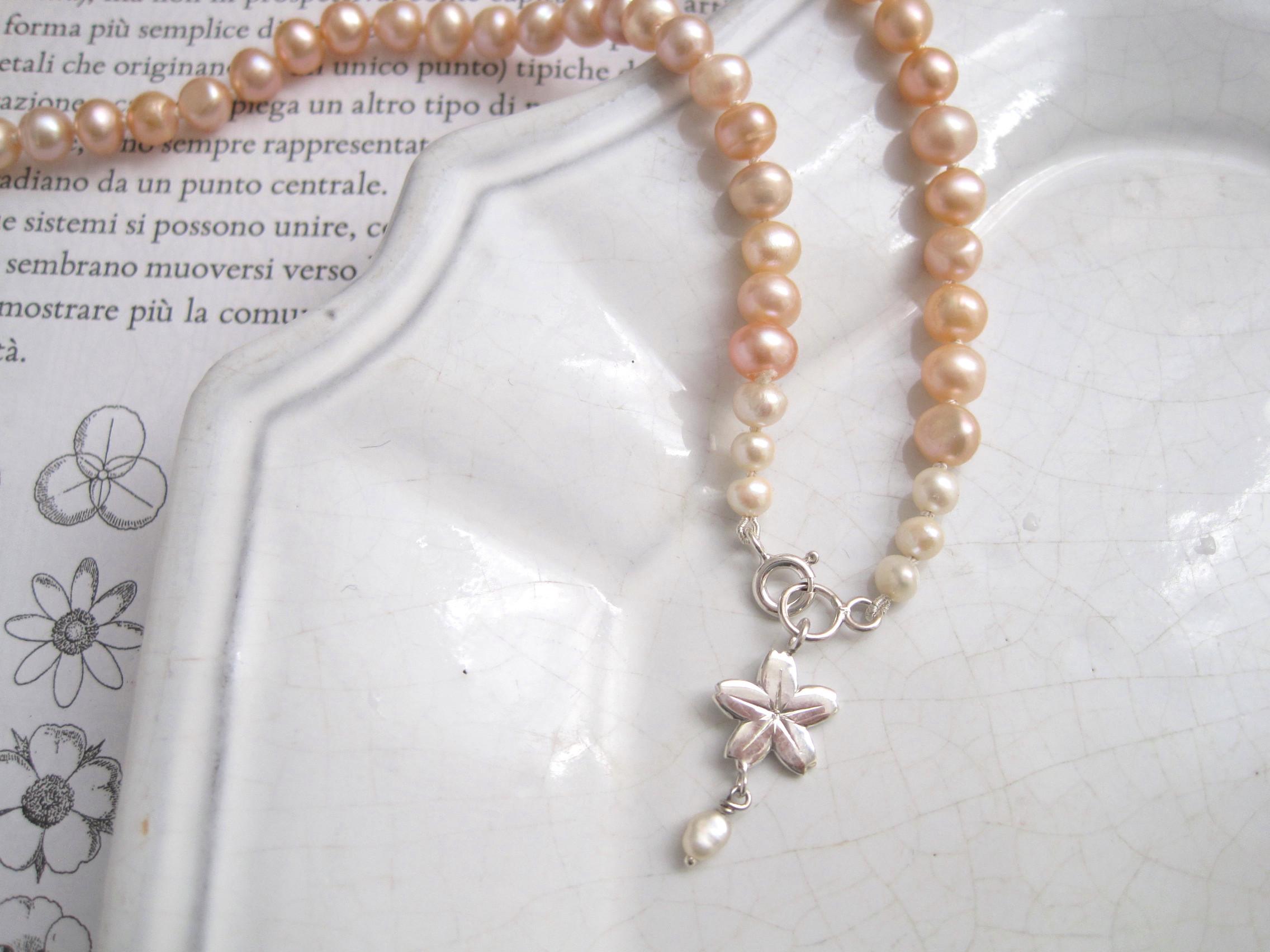 桜チャーム付きオレンジピンク淡水パールのネックレス "Sakura2"