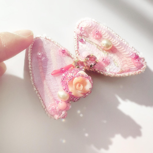 桜貝の蝶 オートクチュール刺繍ブローチ ブローチ レ•ビジュエン