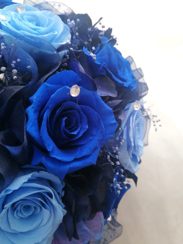 M様専用（ブーケスタンド）　青のバラ　プリザーブドブーケ　ブートニア付き　　薔薇　カスミソウ　ラインストーン 6枚目の画像