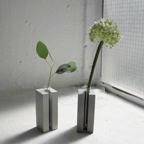 セメントの花瓶 | 正方形 | 試験管付き | ライトグレーとダークグレー | 乾燥またはフレッシュ 1枚目の画像