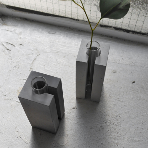 ダークグレーの抽象花器、一輪挿し IRON フラワーベース ダークグレー