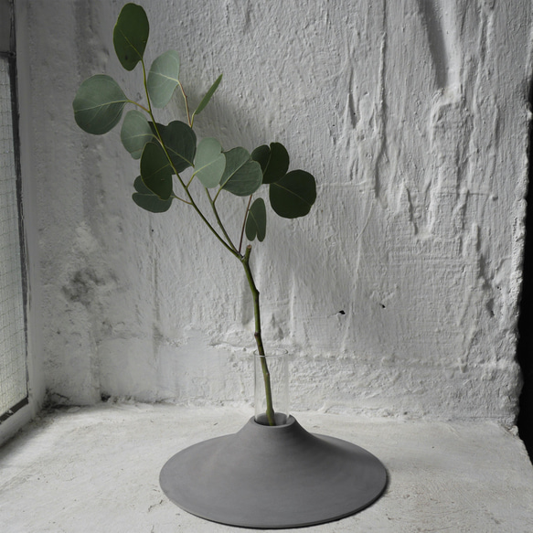 水泥花瓶 | 扁身弧形 | 連試管 | 淺灰色 及 深灰色 | 可放乾花或鮮花 第3張的照片
