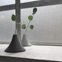 ダークグレーの抽象花器、一輪挿し d18770956a008236fdda85b2d8a3cd