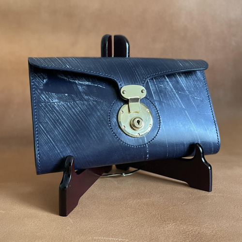 最も気軽なクラシックバッグ】ブライドルレザーのスモールクラッチ