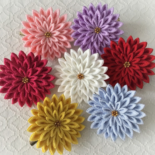 つまみ細工〉菊大輪の髪飾り(白) ヘアクリップ・バナナクリップ