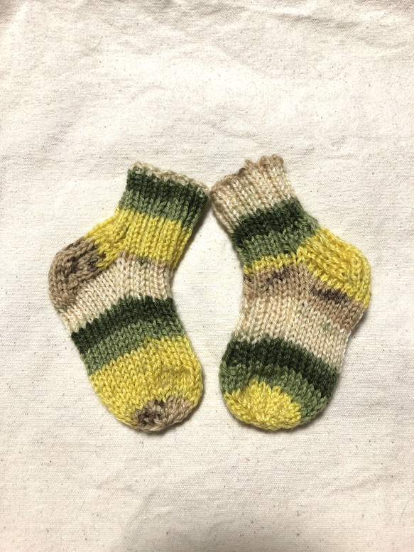 ベビーソックス　9センチ　手編み　赤ちゃんの靴下　ソックヤーン 2枚目の画像
