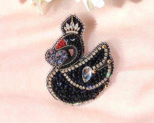 ◇mikity様◇ブラック白鳥ビーズ刺繍ブローチ づらかっ