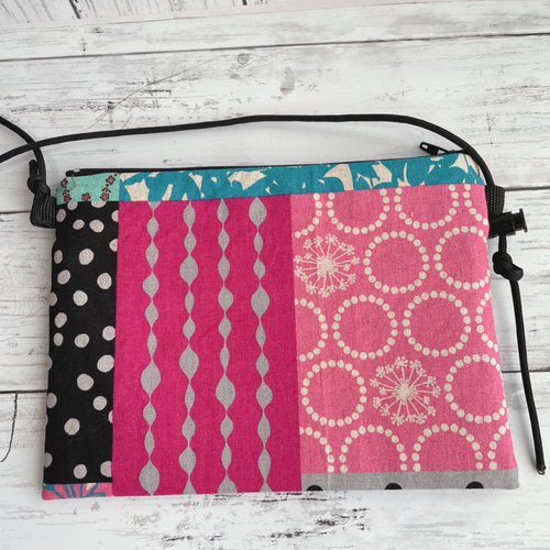 値下げしました❗️creema限定 ダブルファスナーサコッシュ ピンク系  