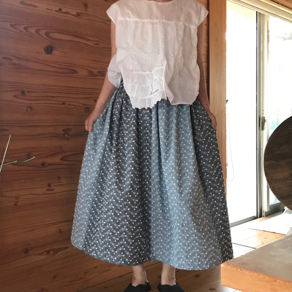 [夏物バーゲン]花柄刺繍のたっぷりギャザースカート(丈73cm) 2枚目の画像