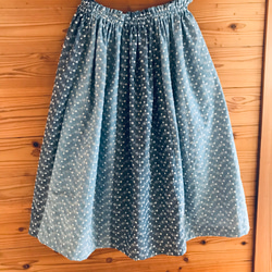 [夏物バーゲン]花柄刺繍のたっぷりギャザースカート(丈73cm) 1枚目の画像