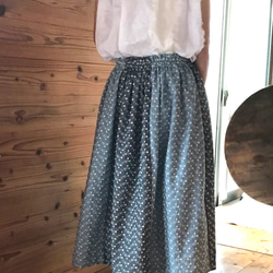 [夏物バーゲン]花柄刺繍のたっぷりギャザースカート(丈73cm) 5枚目の画像