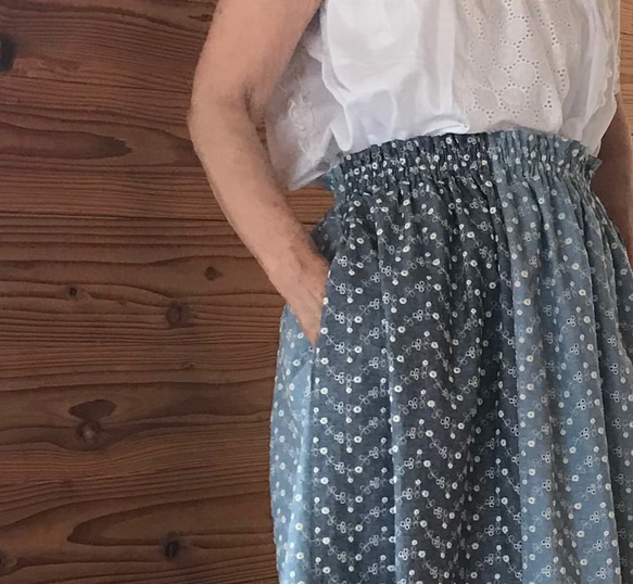 [夏物バーゲン]花柄刺繍のたっぷりギャザースカート(丈73cm) 3枚目の画像