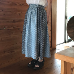 [夏物バーゲン]花柄刺繍のたっぷりギャザースカート(丈73cm) 4枚目の画像