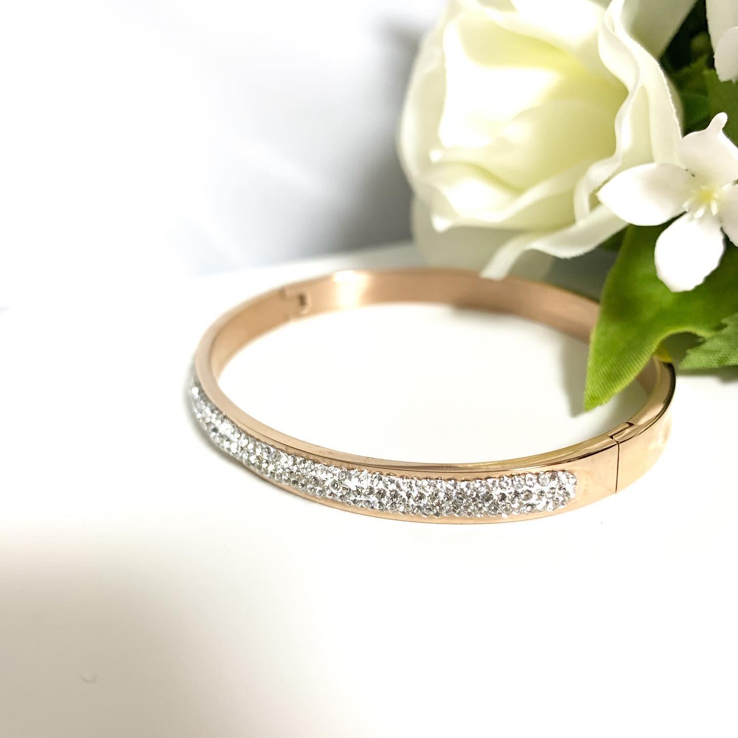 Swarovski シルバー バングル・リストバンド クリスタル付き 潰れ Swarovski シルバー バングル・リストバンド クリスタル付き 潰れ