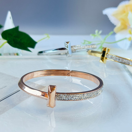 Tデザイン バングル ブレスレット swarovski グルーデコ ブレスレット