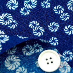 太陽の象徴 毛卍文 巻毛文 獅子舞の模様 レーヨンちりめん生地 紺色(0643-43) 3枚目の画像