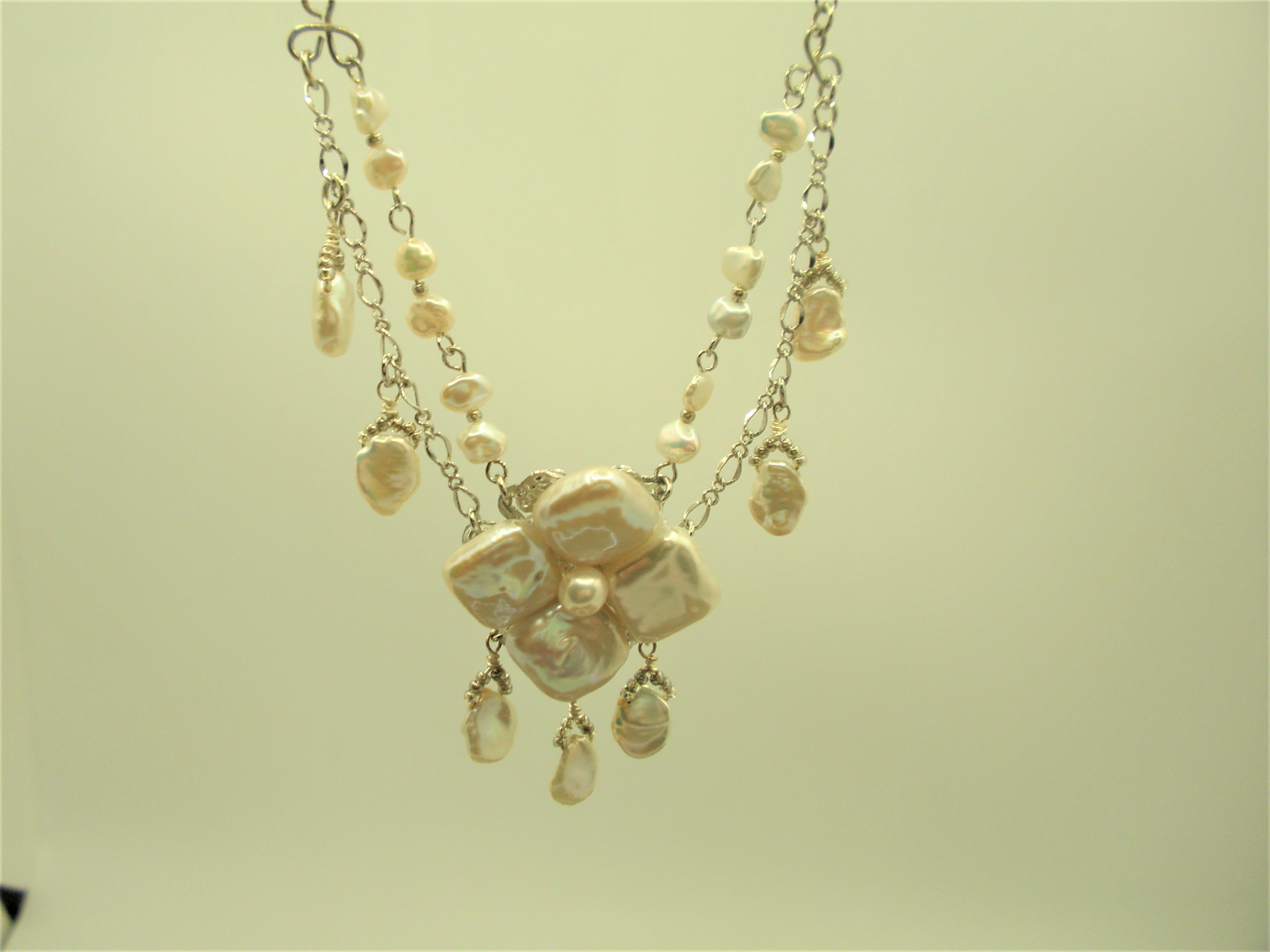 ”ケシパール”の白い宝石のようなネックレス