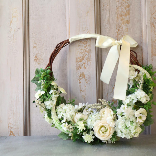 ナチュラルなリースブーケ 白 グリーン ブートニア付き フォト