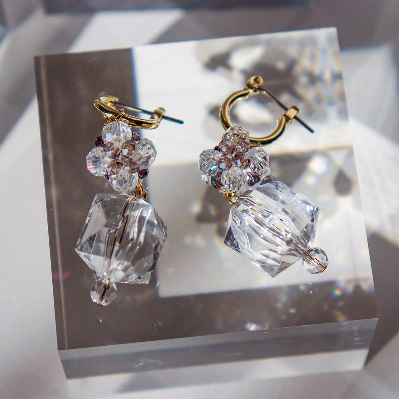 .002_ motif cube hoop pierce　フープピアス/アクリルフラワーキューブ