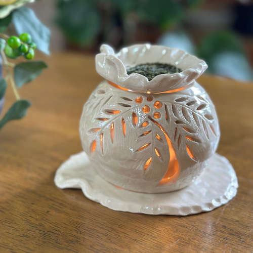 再販】海と三日月の灯りが揺れる真珠色に光る陶器の茶香炉 アロマ