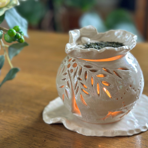 再販】海と三日月の灯りが揺れる真珠色に光る陶器の茶香炉 アロマ