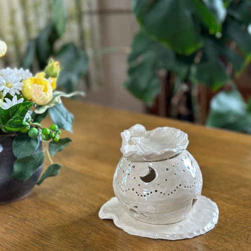 再販】海と三日月の灯りが揺れる真珠色に光る陶器の茶香炉 アロマ
