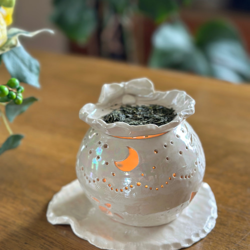 再販】海と三日月の灯りが揺れる真珠色に光る陶器の茶香炉 アロマ
