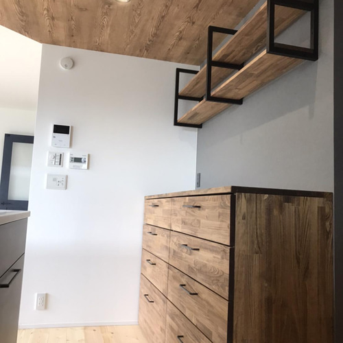 アイアンシェルフ (パイン集成 1400×250×202枚／壁掛けアイアン2個