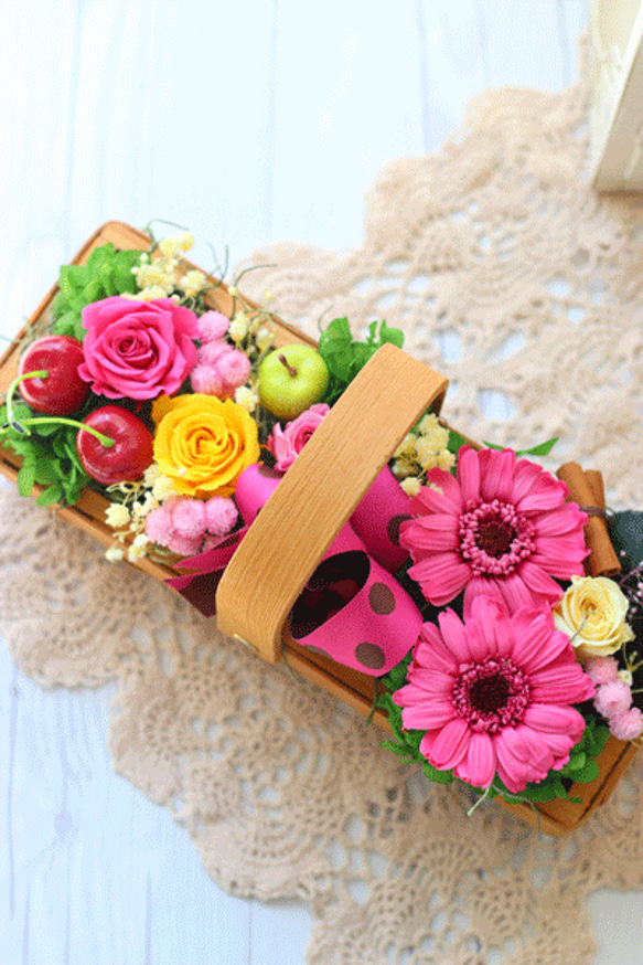 プリザーブドフラワーのガーベラバスケットアレンジ◆記念日☆誕生日プレゼントに 2枚目の画像