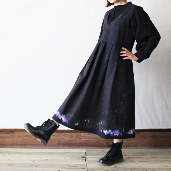 コットンリネン 夜空を着飾る 流星BLACK柄 Vネックジャンパースカート ワンピース 2枚目の画像