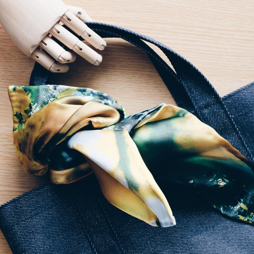 日々を彩る 花の写真をプリントしたスカーフ ミモザ スカーフ