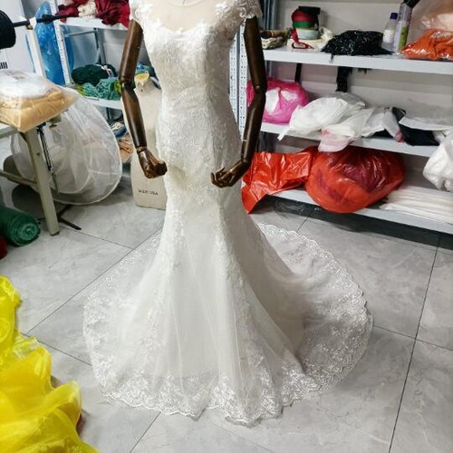 高品質！ホワイト ウエディングドレス 上品花レース 華やかな  