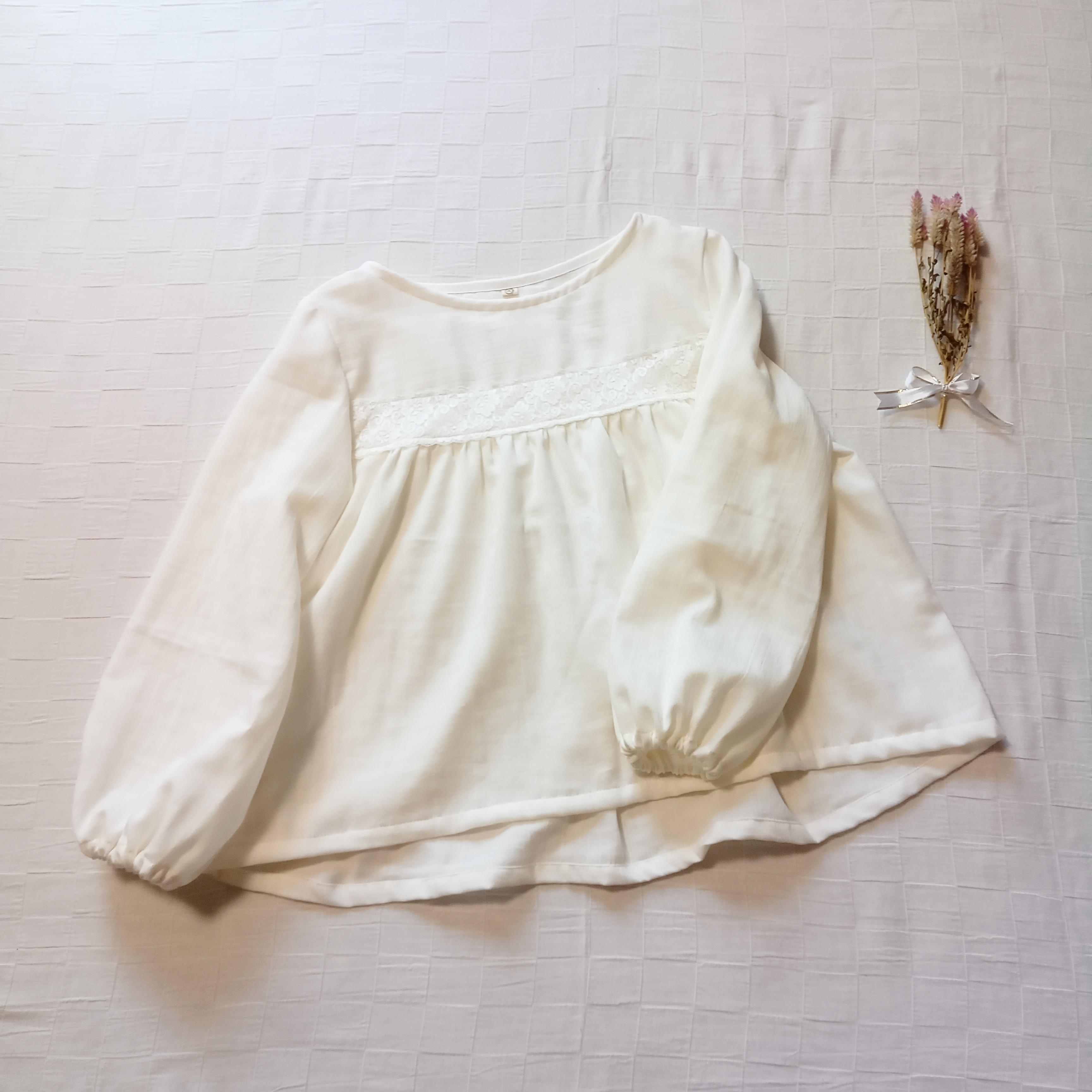 レース切替のギャザーブラウス　オフホワイト　柔らかダブルガーゼ