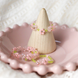 ビーズリング ✧ 春色 桜 (艶 ツヤツヤ) ✧ 小さなお花のぷちリング  (選べるセット 指輪) 3枚目の画像
