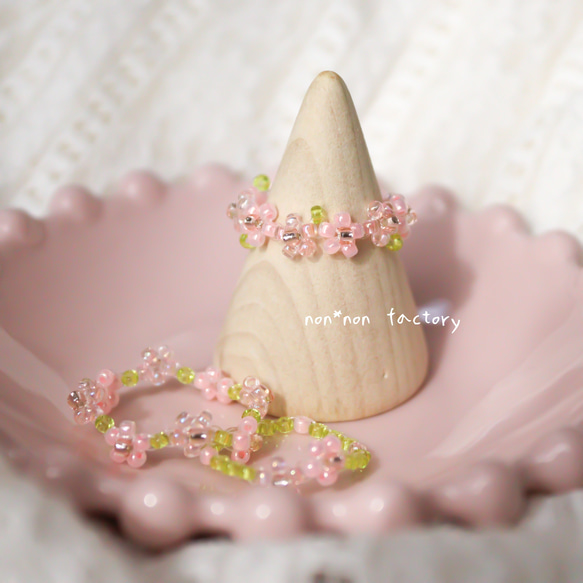 ビーズリング ✧ 春色 桜 (艶 ツヤツヤ) ✧ 小さなお花のぷちリング