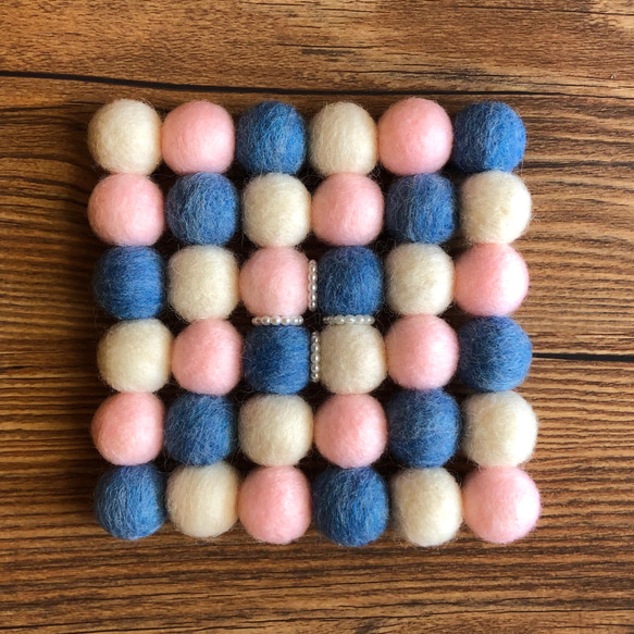 ブルー＆ピンク色のポットマット　鍋敷き　羊毛フェルト 1枚目の画像