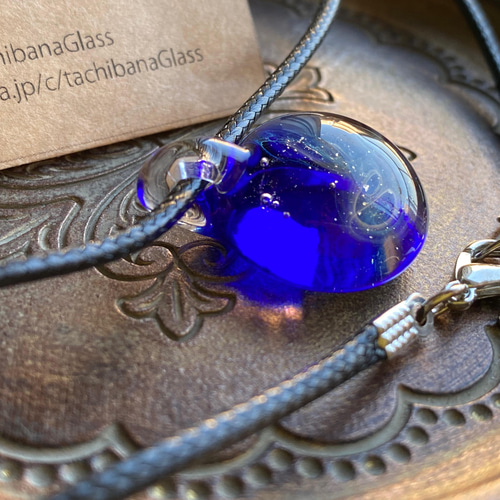 ハンドメイド ガラス ネックレス　宇宙ガラス 渦巻き模様 きらめくガラスの宇宙ペンダント惑星 宇宙ガラスネックレス 宇宙