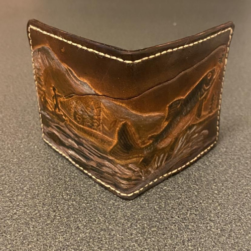 カービング柄入り2つ折り財布