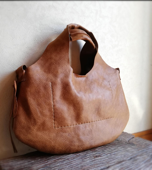 Round tote M　ブラウン　オイルシュリンクレザー 8枚目の画像