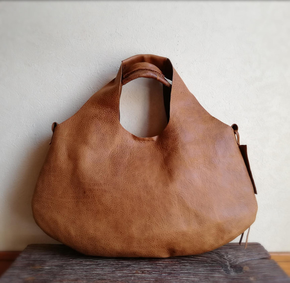 Round tote M　ブラウン　オイルシュリンクレザー 2枚目の画像