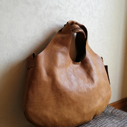 Round tote M　ブラウン　オイルシュリンクレザー 3枚目の画像