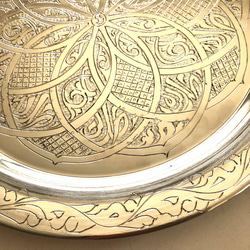 お茶の時間を楽しく演出　アラビアンなお茶時間を！ 大きなお花に囲まれて 真鍮トレー29cm 4枚目の画像