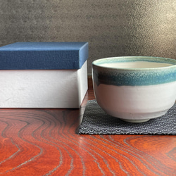 抹茶碗【白萩マットに青ガラス釉】紙箱付 2枚目の画像
