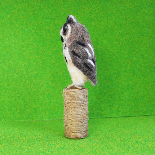 羊毛フェルト製フクロウの置物　アメリカワシミミズクホワイト19㎝ 羊毛フェルト フクロウの置物 ホワイトアメリカワシミミズク