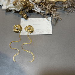 【USA真鍮#05】ロングピアス イヤリング 結婚式 ゆらゆら揺れる 軽い 真鍮フラワー お花 ブライダル ウェディング 4枚目の画像