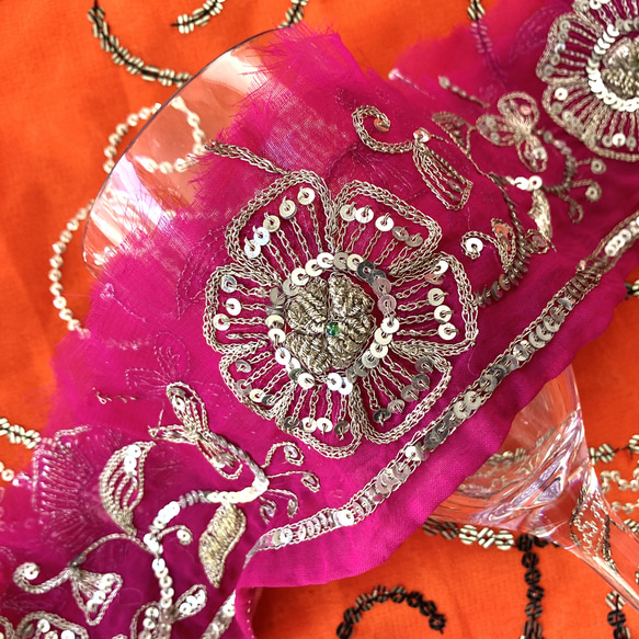 インド刺繍リボン　ビンテージ　NO,24 インド　サリーボーダー　刺繍　生地　布　素材　テープ　小物 3枚目の画像